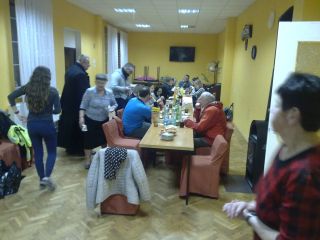 W Otłoczynie mieszkańcy ugościli takim niespodziewanym dla mnie przyjęciem w świetlicy przy kościele pw. Najświętszego Serca Pana Jezusa 