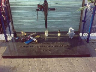 Po drodze do krzyża, tuż przy tamie miejsce śmierci bł. ks. Jerzego