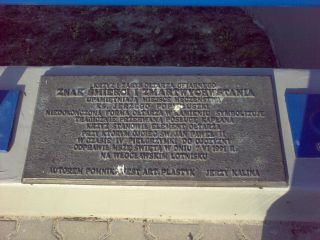 Tablica informacyjna niedaleko krzyża