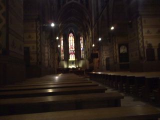 Widok na ołtarz główny w bazylice katedralnej