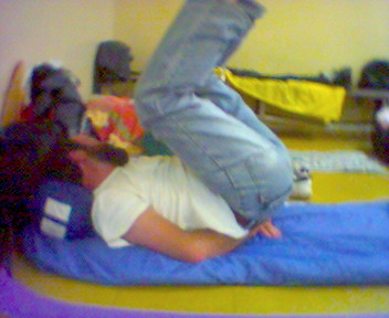 Na noclegu w remizie w Siemkowicach Marek ćwiczy kręgosłup