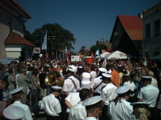 Powitanie pielgrzymki górali przy Urzędzie Gminy przez orkiestrę reprezentacyjną Marynarki Wojennej