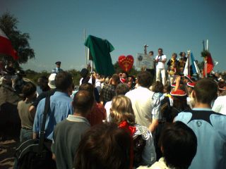 Uroczyste odsłonięcie tablicy pamiątkowej (zakryta zielonym suknem) przez burmistrza Helu p. Mirosława Wądołowskiego