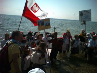 Zdjęcie pamiątkowe na tle morza