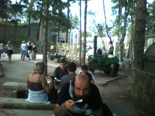 Nie mogło oczywiście zabraknąć wojskowej grochówki – na I-szym planie Marek patrzy na mnie 'wilkiem' ;-)