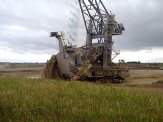 W drodze pomiędzy Łuczywnem a Młynkiem – koparka odkrywkowa kopalni węgla brunatnego Konin