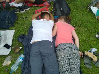 Postój w Biskupicach – jednak na pielgrzymce zdarzały się koedukacyjne drzemki ;-)