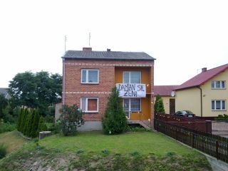 W drodze do Osjakowa widzieliśmy 'SMS' na fasadzie domu ;-)