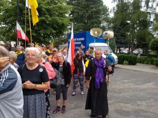 Od Osjakowa do Radoszewic tuby tradycyjnie nosili księża – ks. kierownik z I-szą tubą