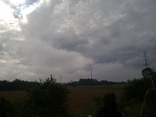 Niedaleko Działoszyna farma wiatraków – chmury były tak nisko, że zasłaniały śmigła