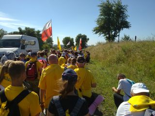 Krótka modlitwa na wzniesieniu niedaleko Kamyka, z którego widać już Jasną Górę