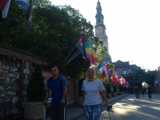 Po wyjściu z Kaplicy – z trudem idą Tomek i Ala