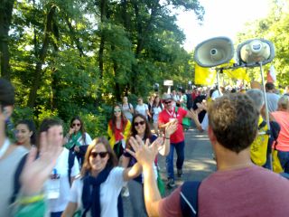 Mijające pielgrzymki pozdrawiają się nawzajem