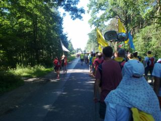 W dali idzie inna grupa