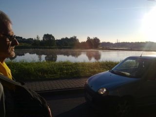 Jeziorko przy ulicy 1 Maja rankiem