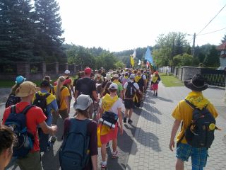 Wyjście z Kluczy – w głębi widać wyraźnie, że jesteśmy już na Wyżynie Małopolskiej