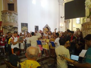 A w kościele przywitał nas (przy okazji) dynamiczny chórek z Indii