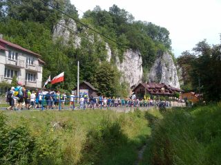 Pielgrzymka w całości na tle gór wapiennych