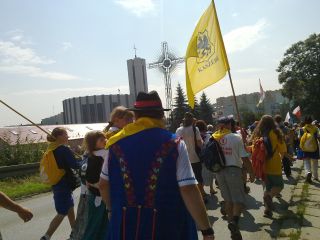 Pierwszy napotkany w Krakowie kościół (pw NMP Matki Kościoła) – na pierwszym planie Paweł z żoną Ramoną z córeczką Marysią na plecach 