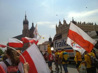 Kraków Rynek Główny – mimo, że oficjalnie ŚDM zaczną się następnego dnia już na rynku jest tłoczno