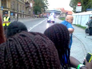 W oczekiwaniu na przejazd papieża Franciszka (na skrzyżowaniu ulic Straszewskiego i Podzamcze) – to tylko jakieś VIPy