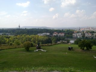 U podnóża Kopca Krakusa postawiono część systemu radiolokacji