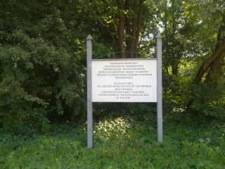 Tylko ta tablica informuje, że to miejsce to teren byłego obozu koncentracyjnego 