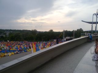 Widok z sanktuarium na plac – po prawej stronie ołtarz