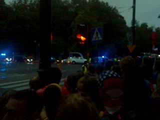 W drodze powrotnej z Błoni – przy skrzyżowaniu ulic Straszeskiego, Zwierzynieckiej i Franciszkańskiej przejazd papamobile