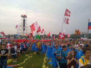 Teoretycznie ścieżka wyznaczona workami na śmieci miała być dla służb medyczno-porządkowych, ale co tam…