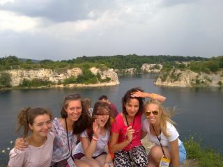 Zdjęcie pamiątkowe na tle Zalewu (Monika, Ania, Gosia, Asia i Kasia)…