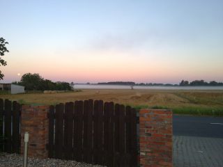 Widok o w pół szóstej rano w Dobra przed hotelem-restauracją 'Vega', gdzie miałem nocleg