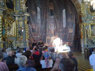 W Sieradzu w farze jest remont prezbiterium – pomysłowe zasłonięcie rusztowań