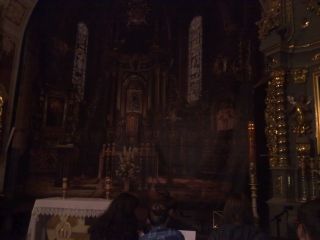 Przy niezbyt mocnym świetle namalowana folia zasłaniająca miejsce remontu robi wrażenie 3-wymiarowej głębi