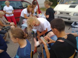 W akcji Hania, która opatruje nogę kleryka Mateusza, a który nie może obejść się bez komórki ;-)