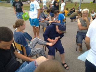 Pomocy medycznej udzielały siostry szarytki, które dołączyły się do pielgrzymki w Chełmnie – tutaj s. Dorota przekłuwa pęcherz