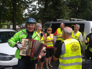 Dawno niewidziany ks. Gerard Jakubiak – wieloletni lider diakonii muzycznej toruńskiej grupy żółtej (w latach 80-tych ubiegłego wieku)…