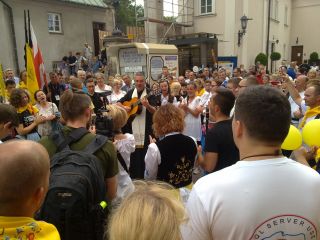 Po wyjściu z Kaplicy małe show w wykonaniu ks. kierownika i pielgrzymkowej diakonii muzycznej :-)