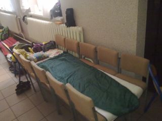 W Lipinkach takie moje tradycyjne łóżeczko - tym razem wdłuż ściany
