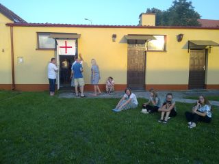 Kolejka do punktu medycznego w Lipinkach
