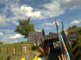 W Młynku ks. Piotr znalazł dobry punkt do zrobienia zdjęć pielgrzymki…