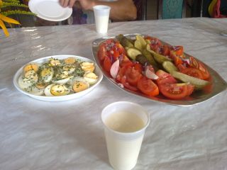 Gościnni mieszkańcy Młynka uraczyli pysznym posiłkiem - na pierwszym planie niebiańskie zsiadłe mleko :-)