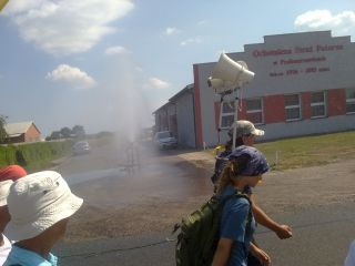 W drodze do Warty straż pożarna dla ochłody fundowała nam kurtynę wodną - tu przy remizie w Proboszczowicach…