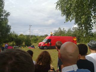 Na Górce Przeprośnej Sławek na dachu furgonu robi grupowe zdjęcia…