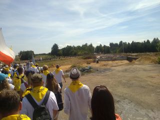 Wcześniej dogoniliśmy pielgrzymkę gdyńską i na budowie węzła autostrady A1 pomiędzy Kamykiem a Kiedrzyniem był dobry moment na zdjęcie