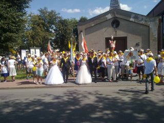 Czoło pielgrzymki przed wyjściem w Kiedrzyniu - na pierwszym planie nowożeńcy w ślubnych strojach siostra Agata i porządkowy Marcin oraz siostra Emilia i brat Marcin
